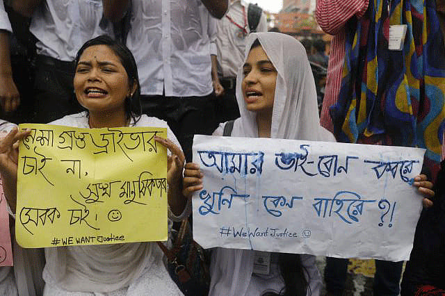 ঢাকার সায়েন্স ল্যাবরেটরি মোড়ে বিভিন্ন স্কুল-কলেজের শিক্ষার্থীরা। মুখে স্লোগান, হাতে দাবি তুলে ধরা প্ল্যাকার্ড। ছবি: দীপু মালাকার