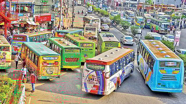 রাস্তায় আর কোনো আইনি নিয়ন্ত্রণই এখন নেই বললে চলে। প্রথম আলো ফাইল ছবি