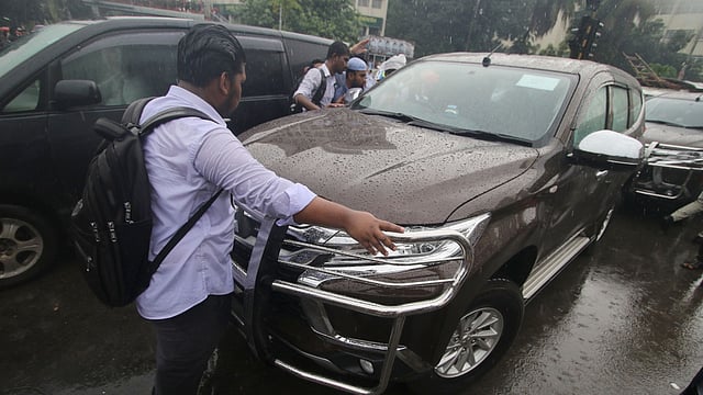 নিরাপদ সড়কের দাবিতে শাহবাগ মোড়ে অবস্থান নিয়েছে বিভিন্ন শিক্ষাপ্রতিষ্ঠানের শিক্ষার্থীরা। বিজিবি কর্মকর্তার এই গাড়িটিতে চালকের লাইসেন্স ছিল না। শাহবাগ, ঢাকা, ২ আগস্ট। ছবি: আবদুস সালাম