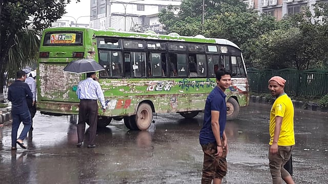 সায়েন্স ল্যাবরেটরি মোড়ে বাস ফেলে ব্যারিকেড দিয়ে সড়ক অবরোধ করে শিক্ষার্থীরা। ছবি: মোছাব্বের হোসেন
