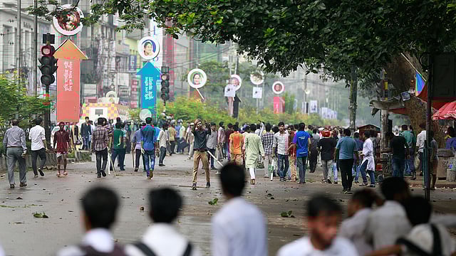 আন্দলনরত শিক্ষার্থীদের ওপর হামলা। ছবি: শুভ্র কান্তি দাশ