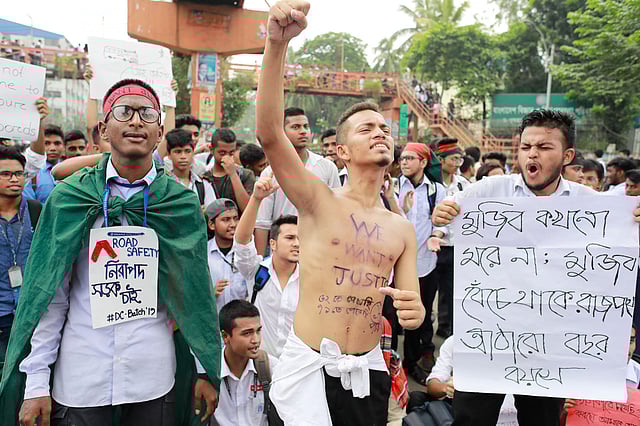 দিনভর মিছিল স্লোগানে উত্তাল ধানমন্ডি এলাকা। ছবি: শুভ্র কান্তি দাশ