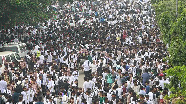 সায়েন্স ল্যাবরেটরির সামনে শিক্ষার্থীদের অবস্থান। ছবি: শুভ্র কান্তি দাশ