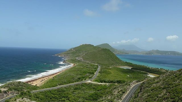 সাউথ বে পেনিনসুলা—বাঁয়ে আটলান্টিক, ডানে ক্যারিবীয় সাগর। ছবি: লেখক