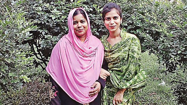 মা রোখসানা বেগমের সঙ্গে মেয়ে দিয়া খানম মিম। ছবি: সংগৃহীত