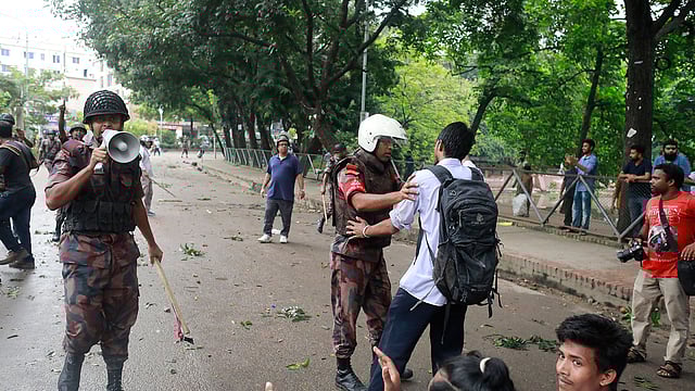 হামলার একপর্যায়ে পরিস্থিতি শান্ত করতে বিজিবির চেষ্টা। ছবি: শুভ্র কান্তি দাশ