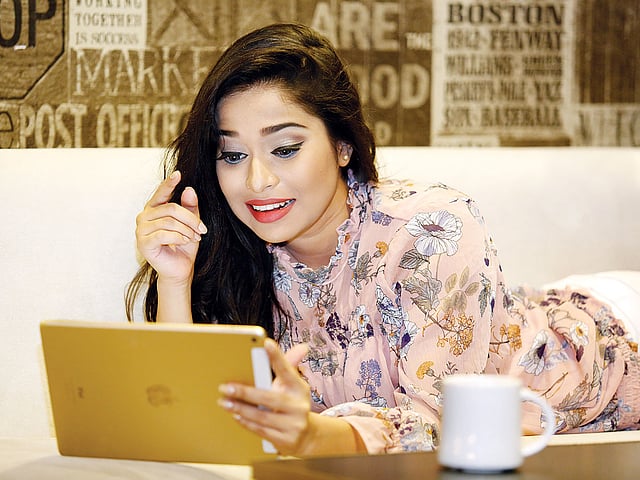 প্রযুক্তির কারণে বন্ধুত্বে দূরত্ব এখন কোনো ব্যাপারই না। মডেল: তাসফিয়া। ছবি: অধুনা