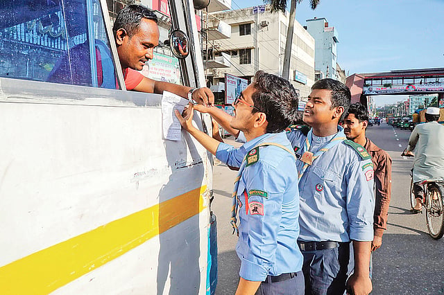 ট্রাফিক সপ্তাহ উপলক্ষে বিভিন্ন স্কুলের স্কাউট সদস্যরা পুলিশের সঙ্গে দায়িত্ব পালন করছে। গতকাল বিজয় সরণিতে। ছবি: প্রথম আলো