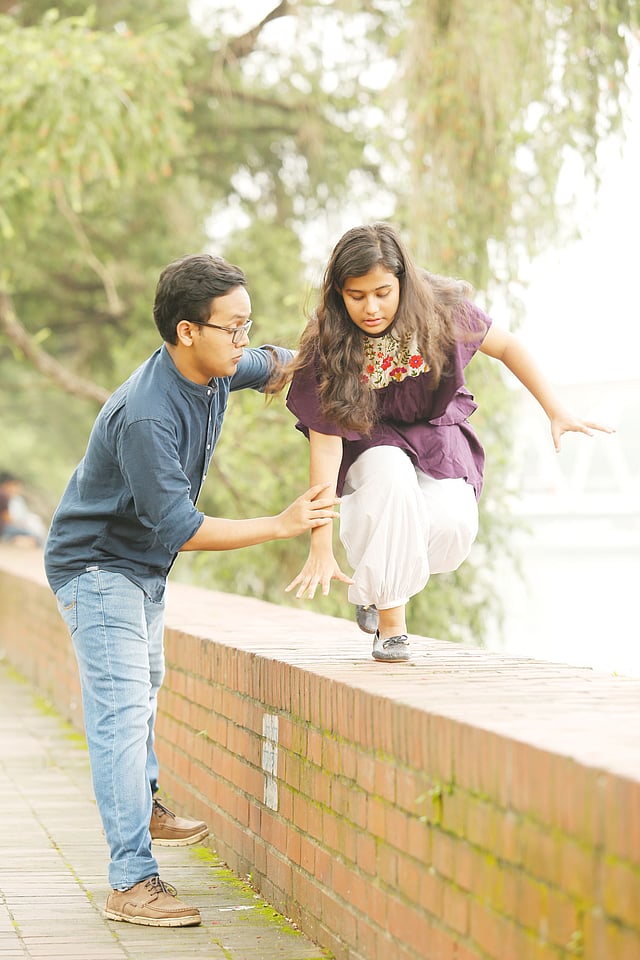 বোন বিপদে পড়লে ভাই হাত বাড়িয়ে দেবেই। মডেল: অভয় ও আফরা, ছবি: সুমন ইউসুফ