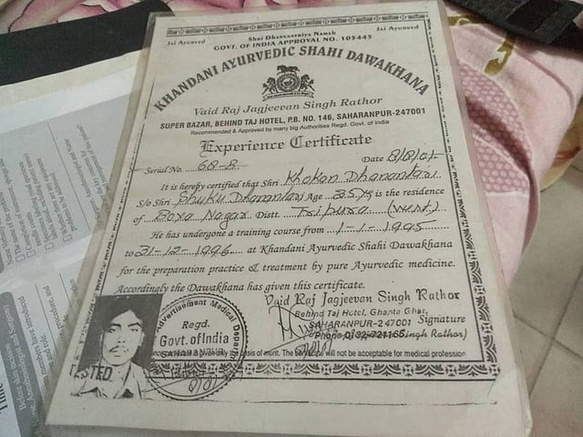 ত্রিপুরার ‘খানদানি আয়ুর্বেদিক শাহি দাওয়াখানা’সহ আরও কয়েকটি সনদ দেখিয়ে নিজেকে সাপুড়ের পাশাপাশি দক্ষ কবিরাজ বলে দাবি করেন মো. খোকন। ছবি: প্রথম আলো