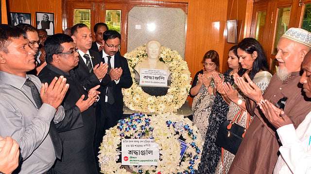 কলকাতার ৮ স্মিথ লেনের সরকারি বেকার হোস্টেলের ২৪ নম্বর কক্ষে বঙ্গবন্ধুর আবক্ষ মূর্তিতে প্রতিকৃতিতে মাল্যদান করার পর মোনাজাত করা হয়। ছবি: ভাস্কর মুখার্জি, কলকাতা