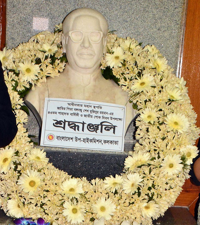 বেকার হোস্টেলের স্মৃতিবাহী কক্ষের সামনে স্থাপিত বঙ্গবন্ধুর আবক্ষ মূর্তিতে ফুলেল শুভেচ্ছা। ছবি: ভাস্কর মুখার্জী, কলকাতা