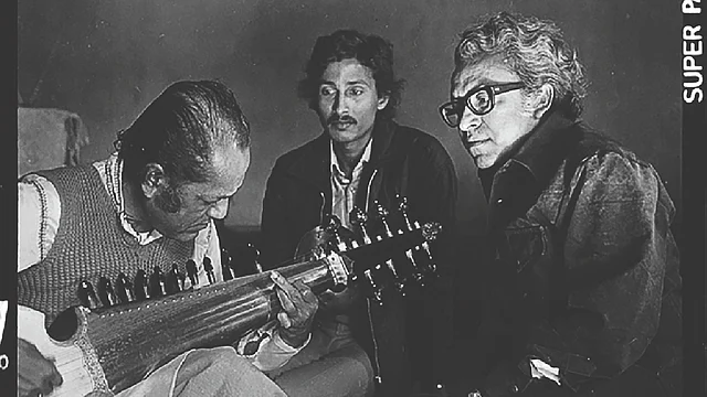ওস্তাদ বাহাদুর হোসেন খান, নাসির আলী মামুন ও শামসুর রাহমান, ১৯৭৯। ধ্রুপদি সংগীতের দারুণ সমঝদার ছিলেন ১৯২৯ সালের ২৩ অক্টোবর জন্ম নেওয়া এই কবি। ছবি: নাসির আলী মামুন, ফটোজিয়াম