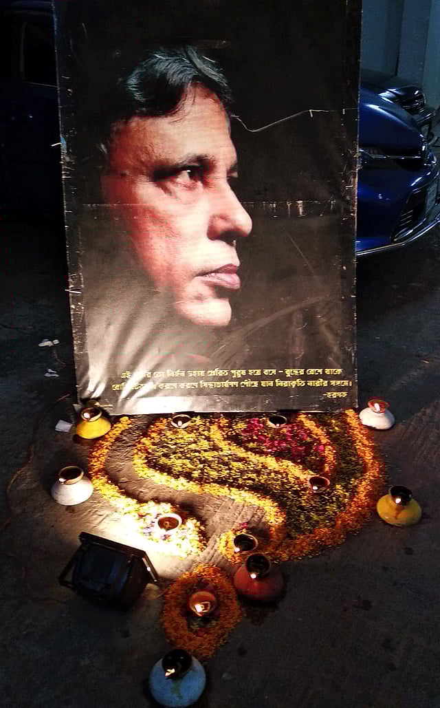 বাংলাদেশ শিল্পকলা একাডেমিতে সেলিম আল দীনের প্রতিকৃতির সামনে প্রদীপ ও ফুল