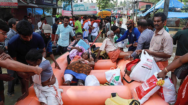 কেরালা রাজ্যের প্রত্যন্ত অঞ্চলে এখনো পানিবন্দী হয়ে আছে মানুষ। তাঁদের নিরাপদ স্থানে নিয়ে যাচ্ছেন উদ্ধারকারী দলের সদস্যরা। ভারত, ১৯ আগস্ট। ছবি: এএফপি