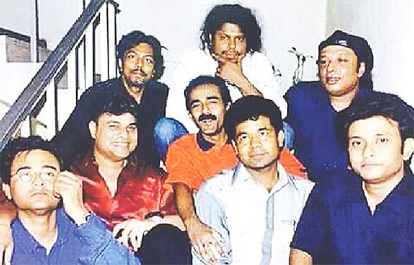 বাঁ থেকে প্রিন্স মাহ্মুদ, রবি চৌধুরী, আজম বাবু, জেমস, মনির খান, আইয়ুব বাচ্চু ও পলাশ। ছবি: সংগৃহীত
