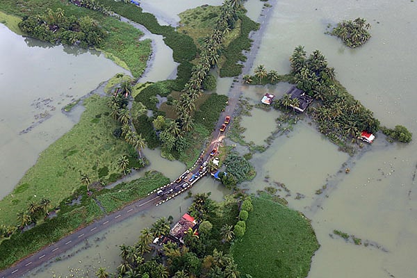 ভয়াবহ বন্যায় বিস্তীর্ণ এলাকা প্লাবিত হয়েছে। কেরালা, ভারত, ১৯ আগস্ট। ছবি: রয়টার্স