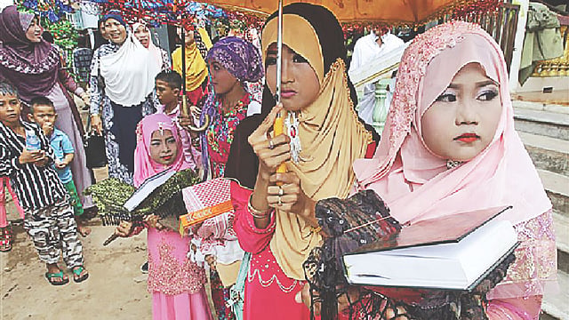 কম্বোডিয়ায় রাজার অপেক্ষায় মক্তবের বালিকারা