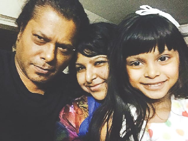 দুই মেয়ে জান্নাত ও জাহানের সঙ্গে বাবা জেমস