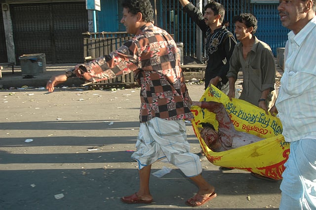 উদ্ধার করে হাসপাতালের পথে। ছবি: জিয়া ইসলাম