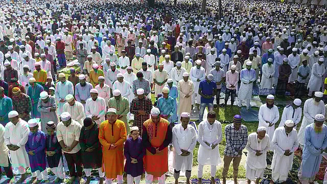কিশোরগঞ্জের শোলাকিয়ায় দেশের সর্ববৃহৎ ঈদগাহ মাঠে ঈদুল আজহার নামাজ আদায়। ছবি: তাফসিলুল আজিজ