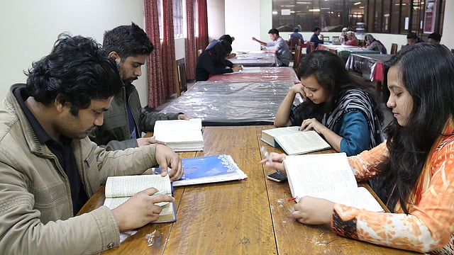 ভার্সিটির ভর্তি পরীক্ষার এক মাস সময় বাকি আছে। ছবি: আনিস মাহমুদ