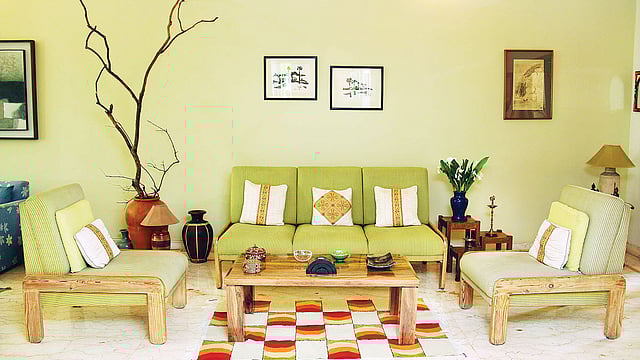 কাঠের আসবাবের স্থায়িত্ব বাড়াতে নিয়মিত বার্নিশ করা প্রয়োজন