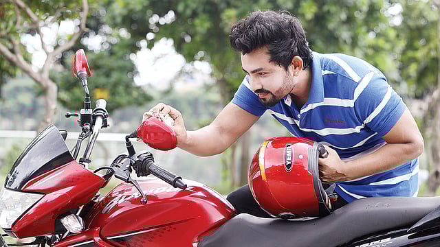 মোটরবাইকের যত্নের রয়েছে বিশেষ কৌশল। মডেল: দ্বীপ