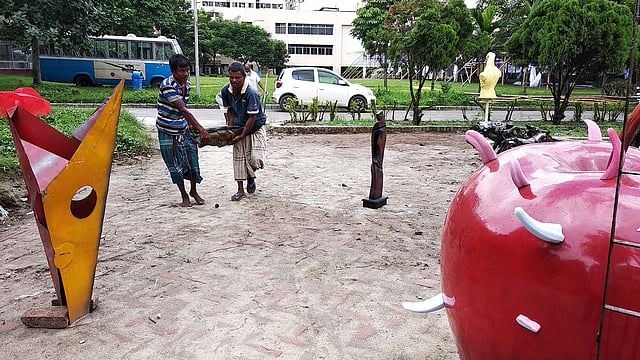 জাতীয় চিত্রশালার বাইরে সাজছে ভাস্কর্য পার্ক। ছবি মাসুম আলী