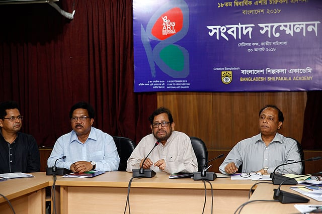 সংবাদ সম্মেলনে বক্তৃতা দেন সংস্কৃতিমন্ত্রী আসাদুজ্জামান নূর। ছবি: প্রথম আলো