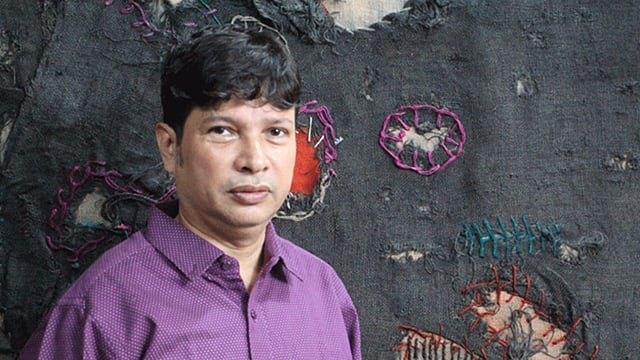 নিজের চিত্রকর্মের সামনে কাজী সাঈদ আহমেদ