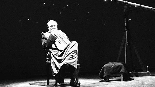 ‘গ্যালিলিও’ নাটকের দৃশ্যে আলী যাকের