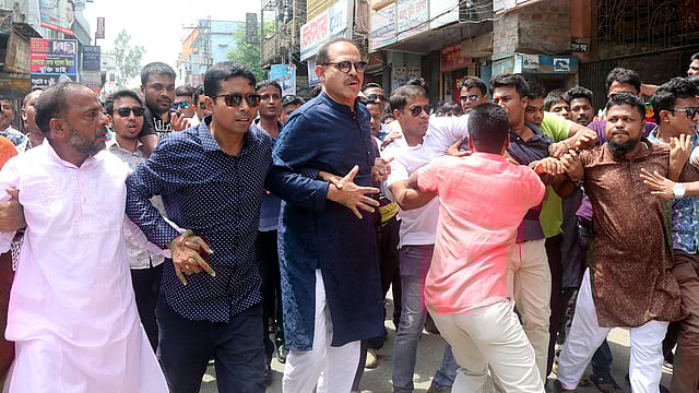 বিএনপির ৪০তম প্রতিষ্ঠাবার্ষিকী উপলক্ষে সমাবেশে মিছিল নিয়ে যোগ দেন বিএনপির সংস্কারপন্থী নেতা বগুড়া-৫ (ধুনট- শেরপুর) আসনের সাবেক সাংসদ গোলাম মোহাম্মদ সিরাজ (নীল পাঞ্জাবি ও চশমা পরা)। বগুড়া শহরের নওয়াববাড়ি সড়কের বিএনপির দলীয় কার্যালয়ের সামনে । ০১ সেপ্টেম্বর বেলা ১১ টায় । ছবি: সোয়েল রানা