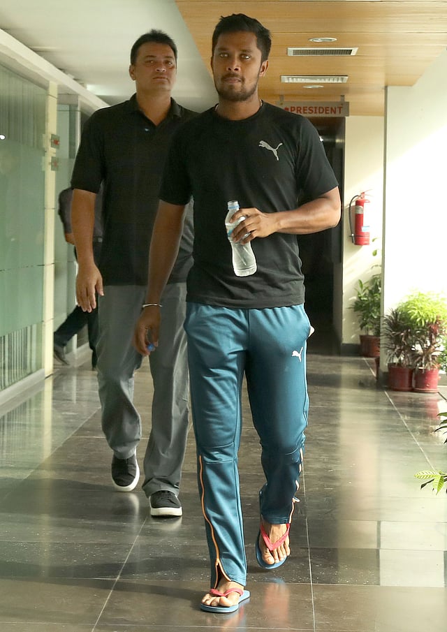 শৃঙ্খলা কমিটির শুনানি শেষে বেরিয়ে আসছেন সাব্বির রহমান। ছবি: প্রথম আলো