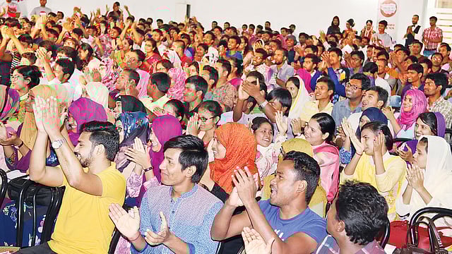 রংপুরের উৎসবে তিল ধারণের ঠাঁই ছিল না। ছবি: প্রথম আলো