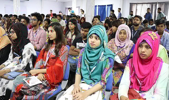 ওয়ার্ল্ড ইউনিভার্সিটি অব বাংলাদেশ পর্বে অংশগ্রহণকারীদের একাংশ