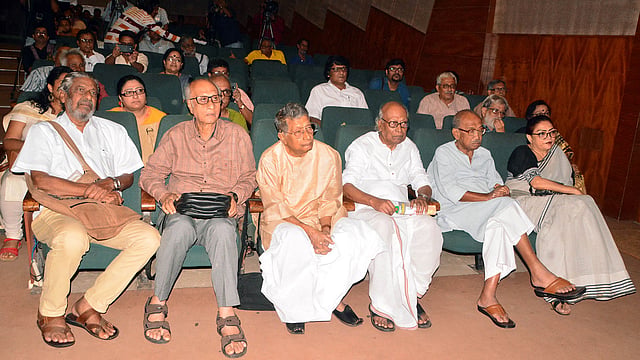 ‘শিল্পী, সাহিত্যিক ও সচেতন নাগরিকদের প্রতিবাদ’ শীর্ষক সমাবেশে বিশিষ্টজনেরা। কলকাতা, ২ সেপ্টেম্বর। ছবি: ভাস্কর মুখার্জি