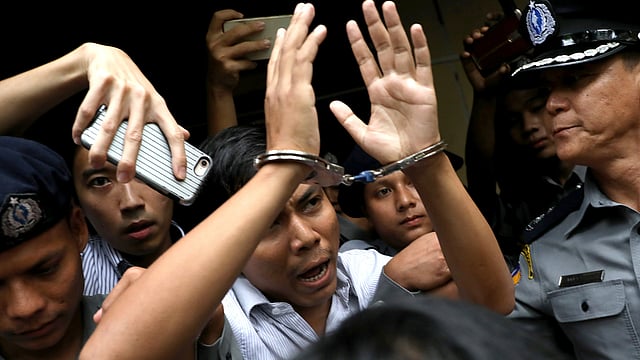 রায় ঘোষণার পর আদালত প্রাঙ্গণে কিয়াও সোয়ে ওউ। ইয়াঙ্গুন, মিয়ানমার, ৩ সেপ্টেম্বর। ছবি: রয়টার্স