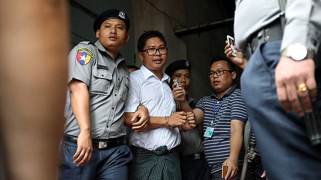 রায় ঘোষণার পর আদালত থেকে বের করে নেওয়ার পথে ওয়া লোন। ইয়াঙ্গুন, মিয়ানমার, ৩ সেপ্টেম্বর। ছবি: রয়টার্স