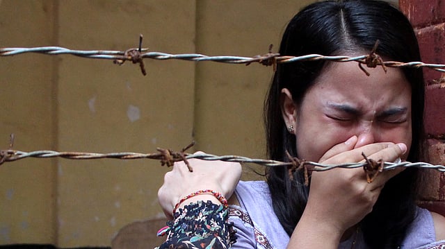 মিয়ানমারে রাষ্ট্রীয় গোপন তথ্য হাতিয়ে নেওয়ার দায়ে বার্তা সংস্থা রয়টার্সের দুই সাংবাদিককে সাত বছর করে কারাদণ্ড দিয়েছেন আদালত। এই দুই সাংবাদিক হলেন ওয়া লোন (৩২) ও কিয়াও সোয়ে ওউ (২৮)। রায় ঘোষণার পর কিয়াও সোয়ে ওউ-এর স্ত্রী চিত সু উইন কান্নায় ভেঙে পড়েন। ইয়াঙ্গুন, মিয়ানমার, ৩ সেপ্টেম্বর। ছবি: রয়টার্স