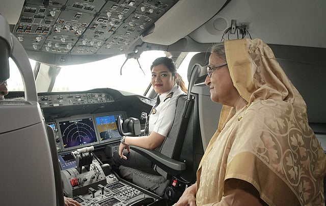 ৭৮৭ বোয়িং ড্রিমলাইনার ‘আকাশবীণার’ ককপিটে প্রধানমন্ত্রী শেখ হাসিনা। শাহজালাল আন্তর্জাতিক বিমানবন্দরে এই উড়োজাহাজের উদ্বোধন করেন তিনি। ঢাকা, ৫ সেপ্টেম্বর। ছবি: ফোকাস বাংলা