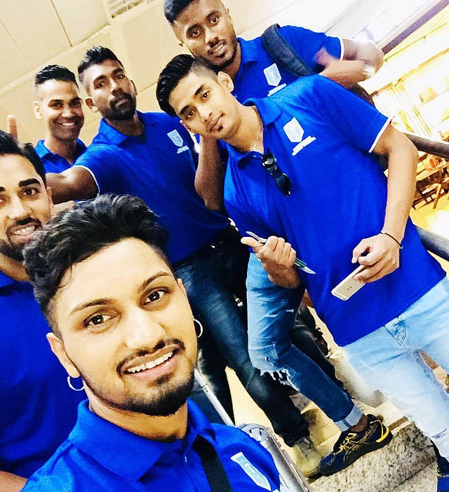 ইতালির ক্রিকেটারদের সেলফিতে বাংলাদেশের রাকিবুল হাসান (মুঠোফোন হাতে)। ছবি: ফেসবুক