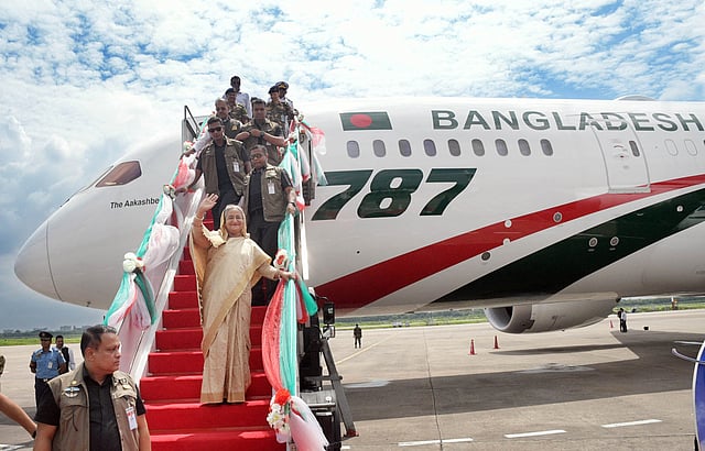 আকাশবীণা পরিদর্শন শেষে বেরিয়ে আসছেন প্রধানমন্ত্রী
