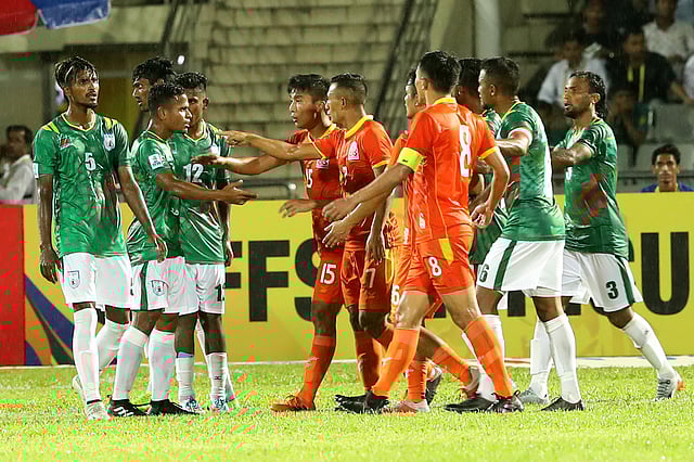 গতকালের ম্যাচের উত্তেজনাকর একটি দৃশ্য। ছবি: প্রথম আলো