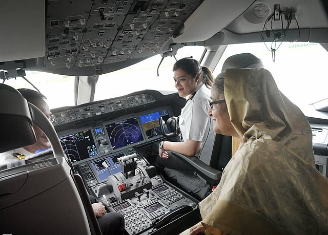 আকাশবীণার ককপিটে পাইলটদের সঙ্গে কথা বলেন প্রধানমন্ত্রী শেখ হাসিনা