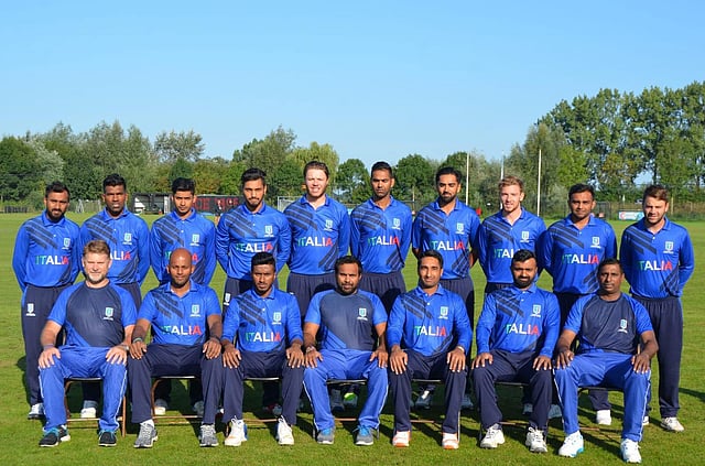 ইতালির জাতীয় ক্রিকেট দলের সঙ্গে বাংলাদেশের রাকিবুল হাসান (পেছনে বাঁ থেকে তৃতীয়)। ছবি: ফেসবুক