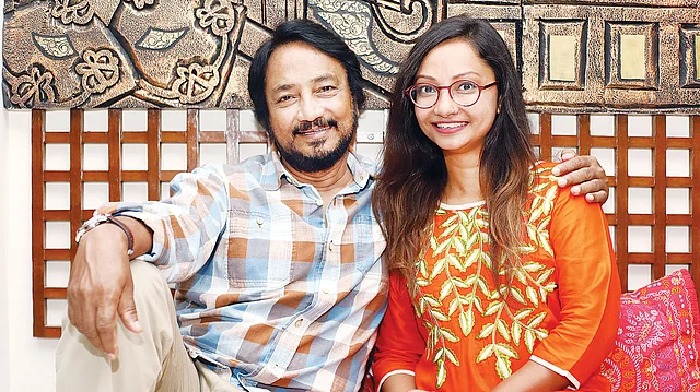 মেয়ের সঙ্গে উত্তম গুহ। ছবি: খালেদ সরকার