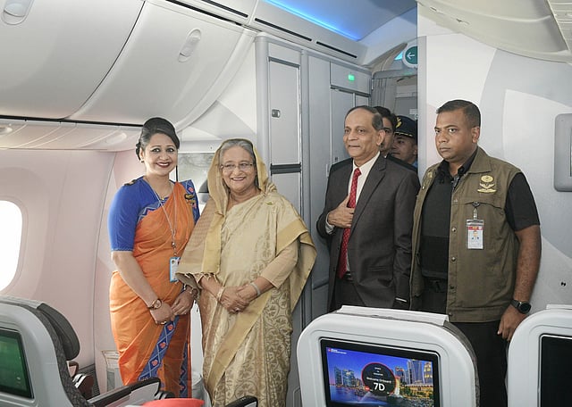 আকাশবীণা পরিদর্শনের সময় প্রধানমন্ত্রীর সঙ্গে কয়েকজন