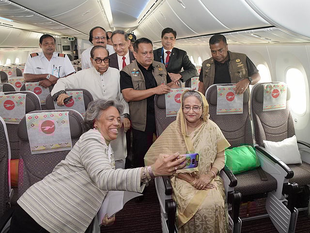আকাশবীণার ইকোনমি ক্লাসে প্রধানমন্ত্রীর সঙ্গে সেলফি তুলছেন যুক্তরাষ্ট্রের রাষ্ট্রদূত মার্শা বার্নিকাট
