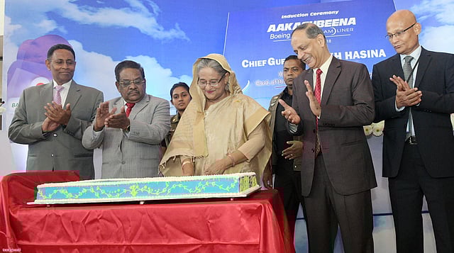 আকাশবীণার উদ্বোধনী অনুষ্ঠানে কেক কাটেন প্রধানমন্ত্রী শেখ হাসিনা